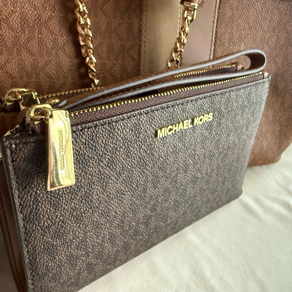 🔥Fire Sale🔥
Michael Kors Double-Zip Monogram Bifold Wallet / Wristlet